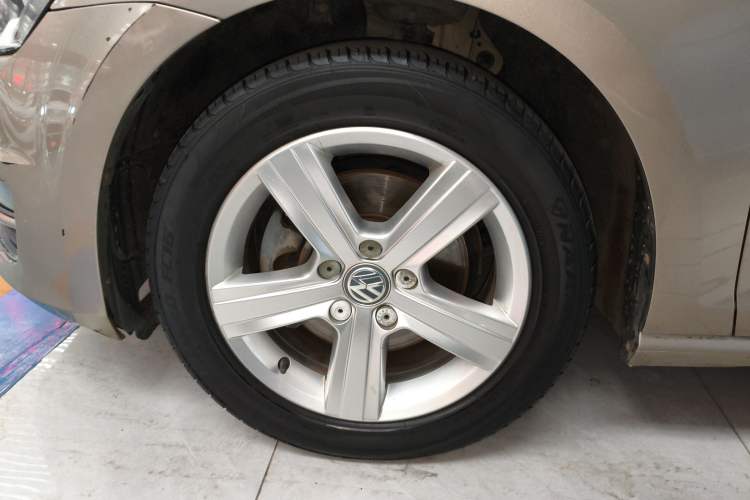 Used Volkswagen Golf 2014 1.6L Automatic Comfort Model Left Front Wheel Hub