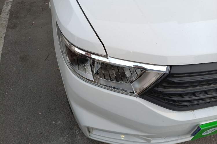 Used Wuling Hongguang V 2022 1.5L Jingqu Edition Electric-Assist LAR Right Front Headlight