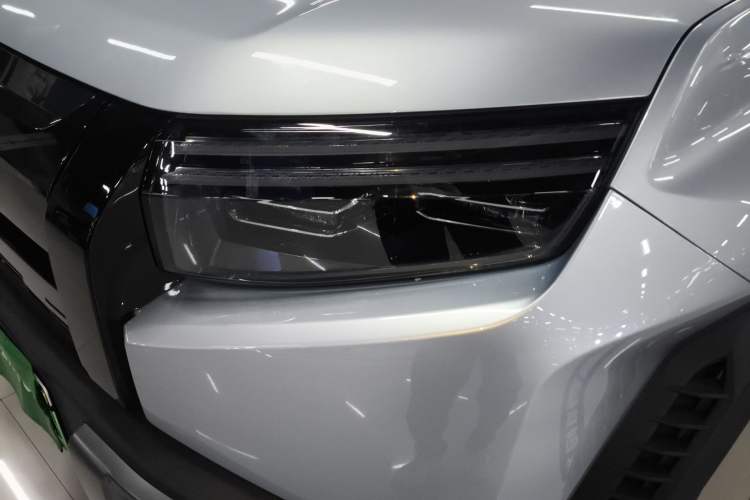 Used Formula Leopard Titanium 3 2025 501KM All-Wheel Drive Intelligent Driving Ultra Version Left Front Headlight