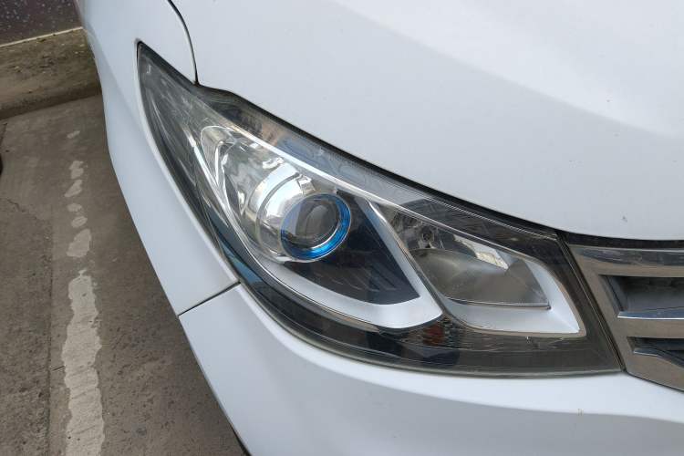 Used SAIC MAXUS G10 2016 2.0T Automatic Fashion Edition Right Front Headlight