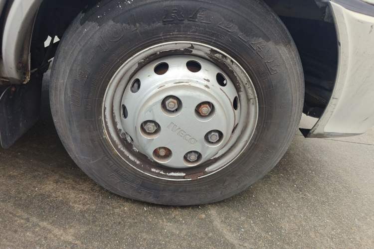 Used Iveco Power Daily 2017 2.5T Deluxe A37 Mid-Roof 6-7 Seater Bus 47Z5 Right Front Wheel Hub