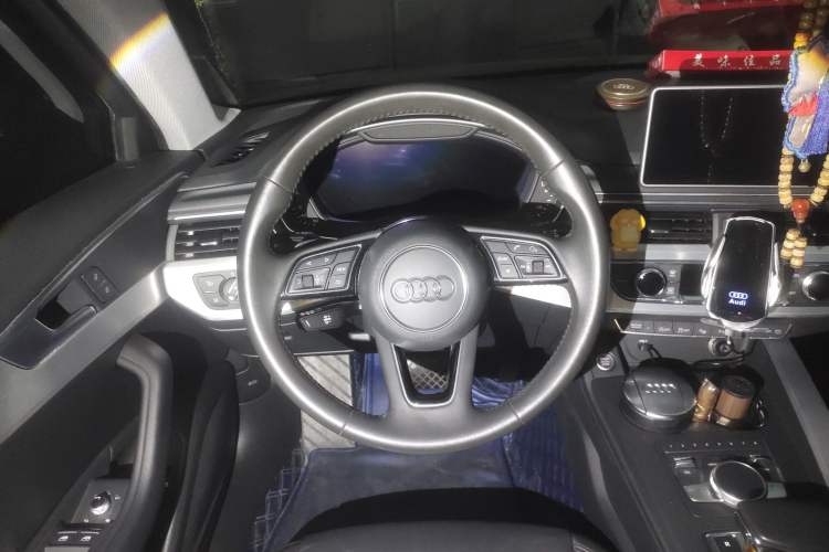 Used Audi A4L 2019 40 TFSI Fashion Edition China VI Emission Standard Steering Wheel