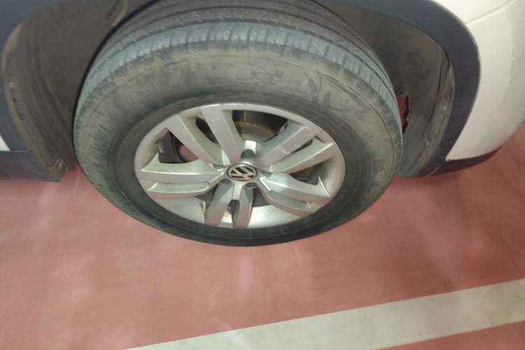 Used Volkswagen Tiguan 2015 1.8TSI Automatic Two-Wheel Drive Trend Edition Right Front Wheel Hub