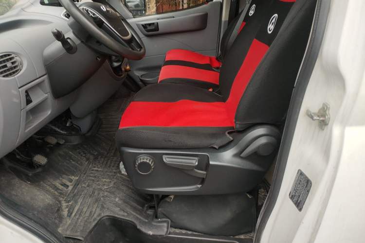 Used SAIC MAXUS Xintu V80 2019 2.5T Classic Edition 6-Speed Manual – Aoyuntong Short Wheelbase Mid-Height Design 5/6 Seats