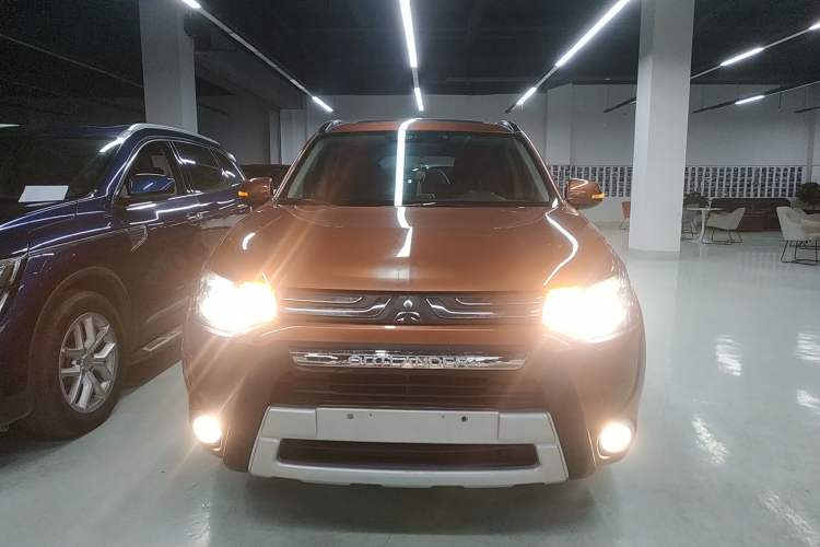 Used Mitsubishi Outlander 2013 2.4L Four-Wheel Drive Luxury Navigation Version 7 Seats