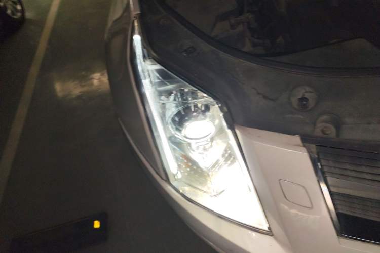 Used Cadillac SRX 2011 3.0L Flagship Edition Right Front Headlight