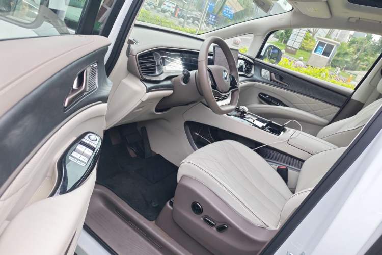 Used Denza D9 2022 DM-i 1040 Prestige Model