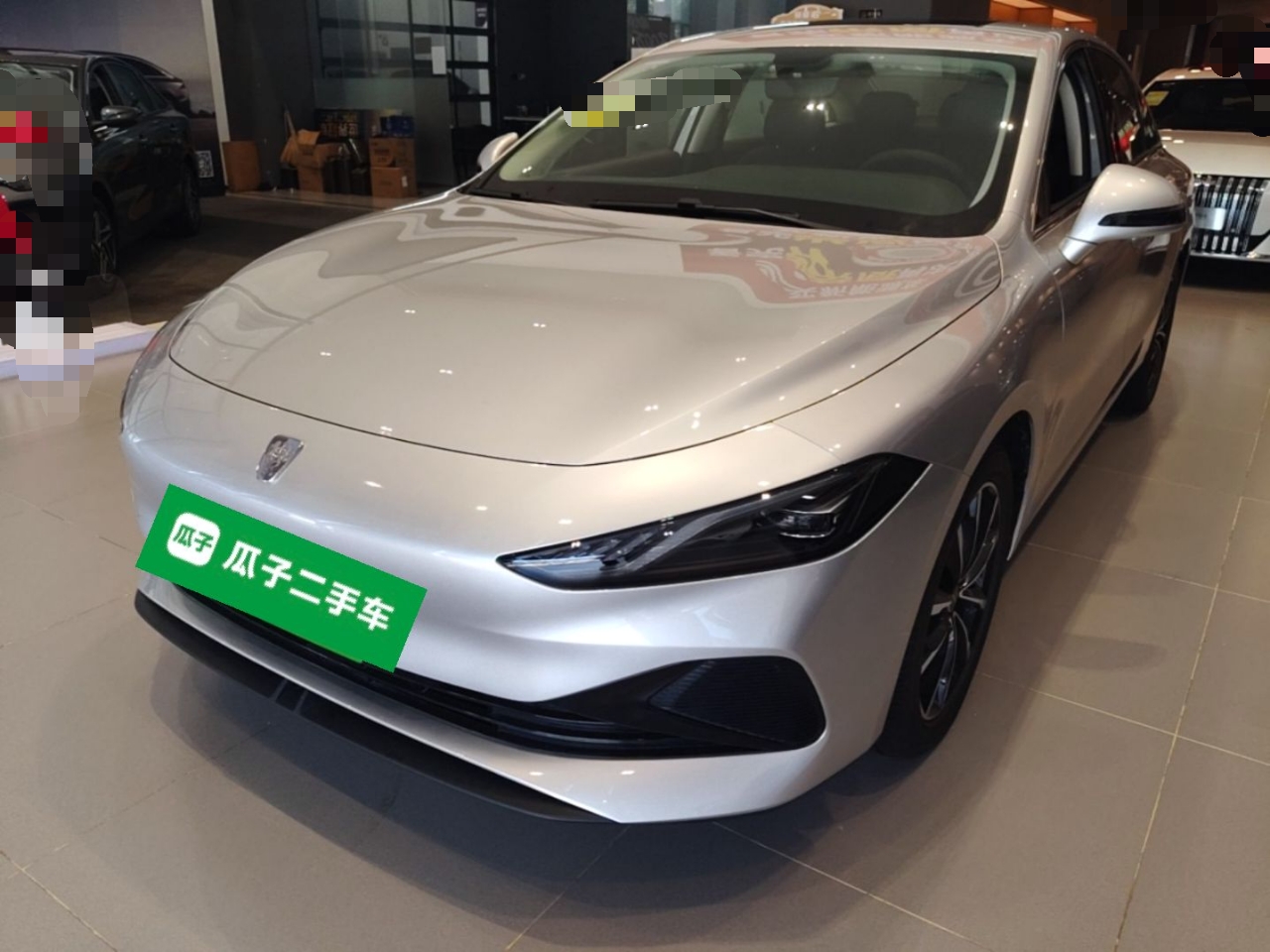Unter der Vorderseite des Autos