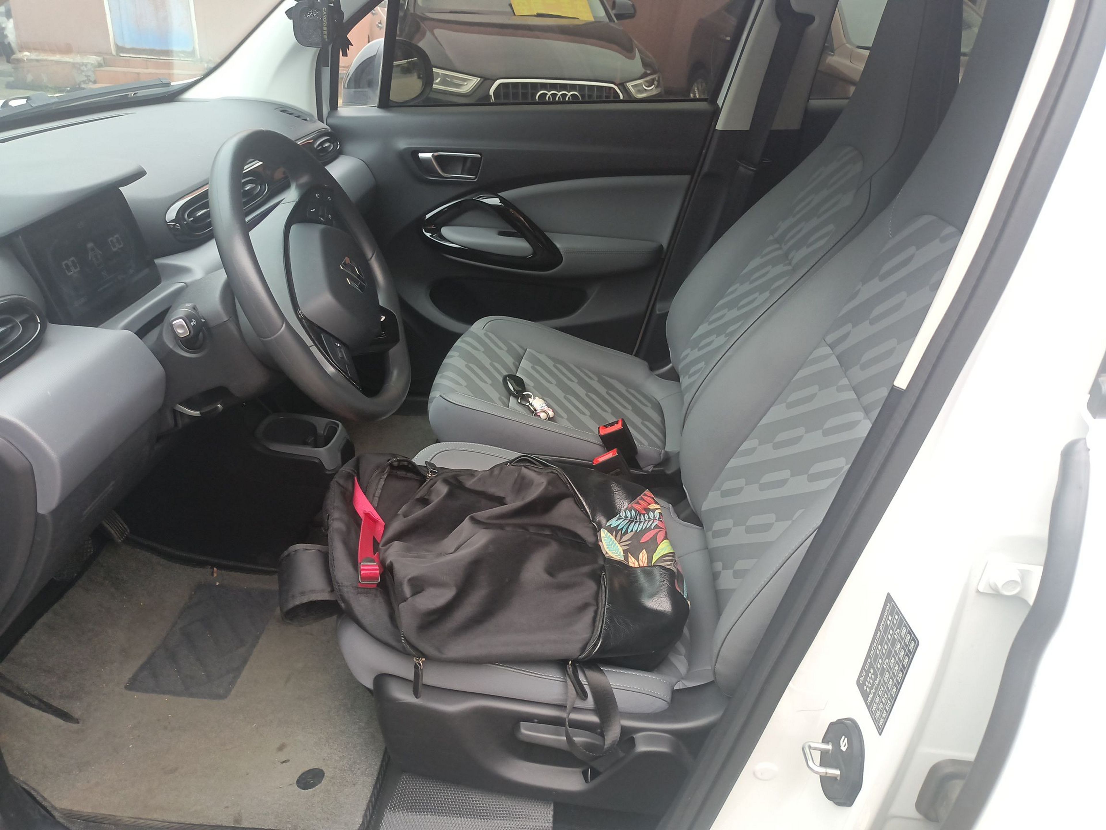 Переднее сиденье в автомобиле