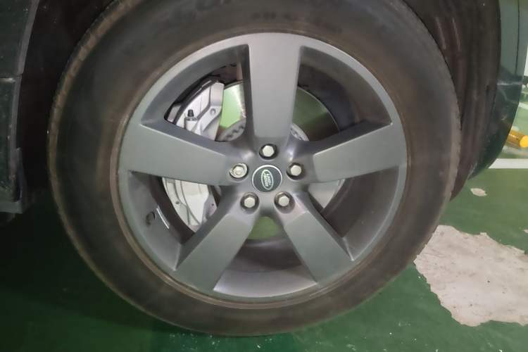 Used Land Rover Defender 2025 110 3.0T P400 – Dynamic HSE Right Front Wheel Hub