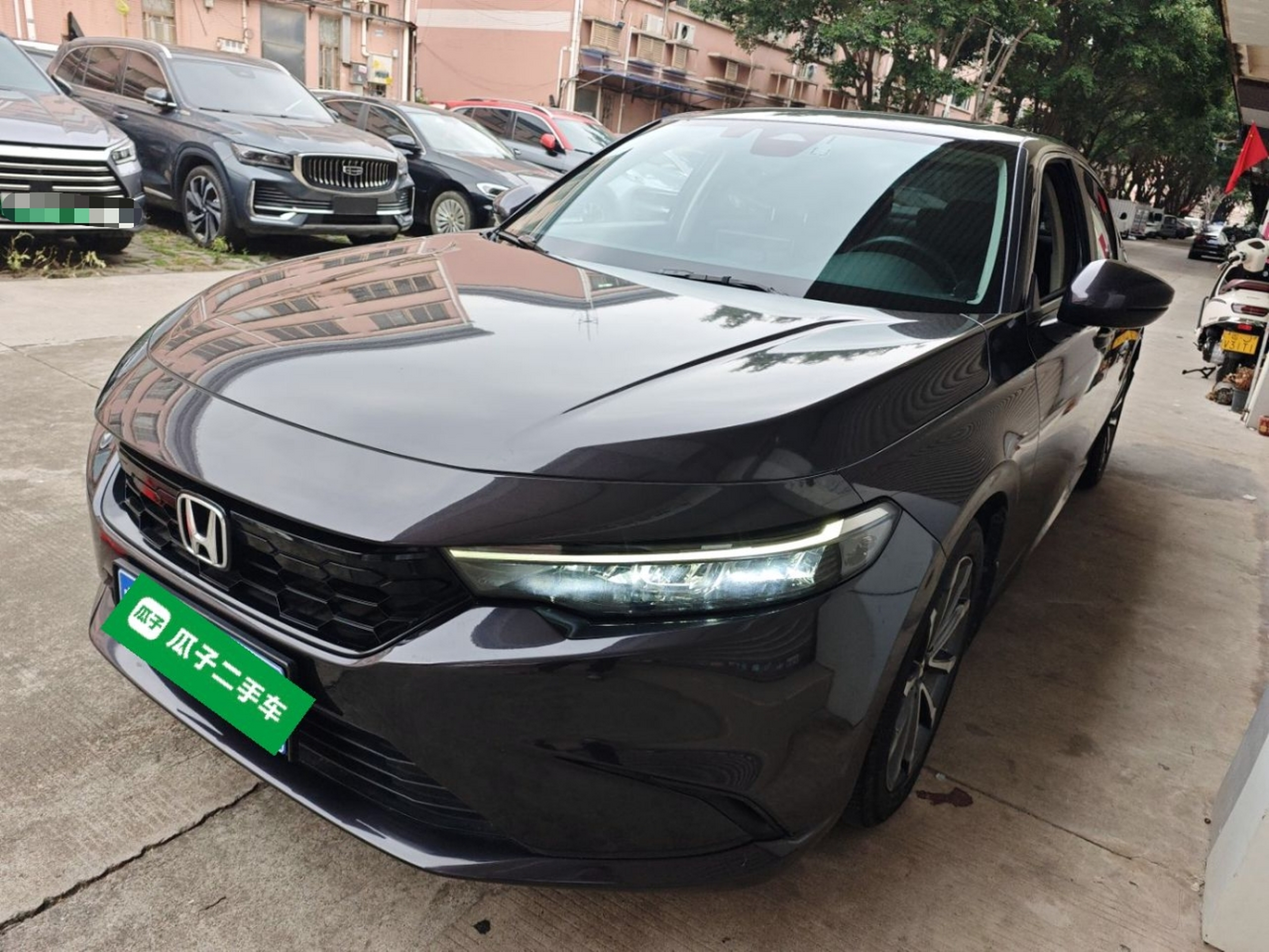 Под передней частью автомобиля