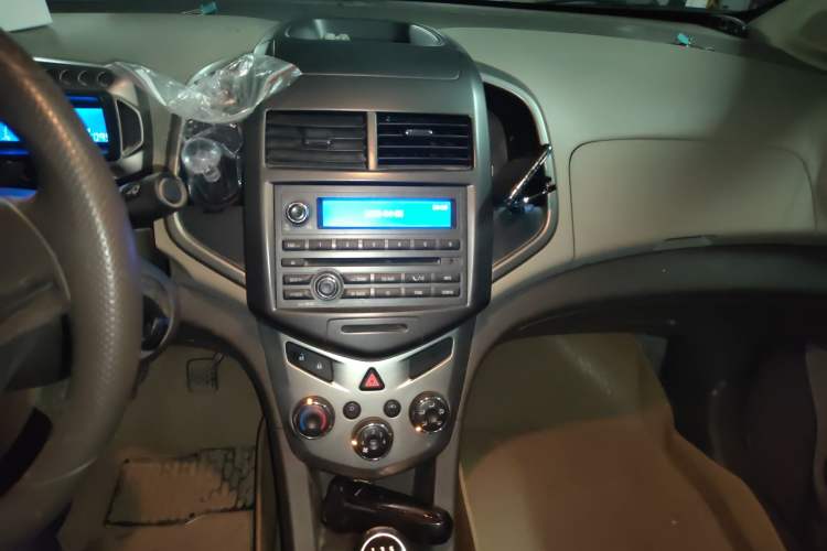 Used Chevrolet Aveo Sonic 2011 Sedan 1.4L MT SL Audio And AC Panel
