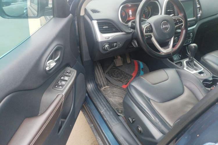 Used Jeep Cherokee 2020 2.0L Two-Wheel Drive Classic Sports Edition