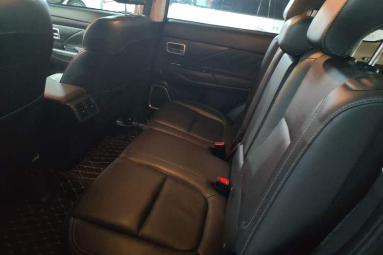 Used Mitsubishi Outlander 2019 2.4L 4x4 Zhi Xiang Edition 7 Seats China V Emission Standard