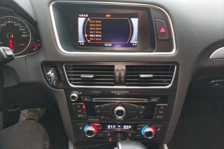 Used Audi Q5 2015 40 TFSI Technology Edition Audio And AC Panel