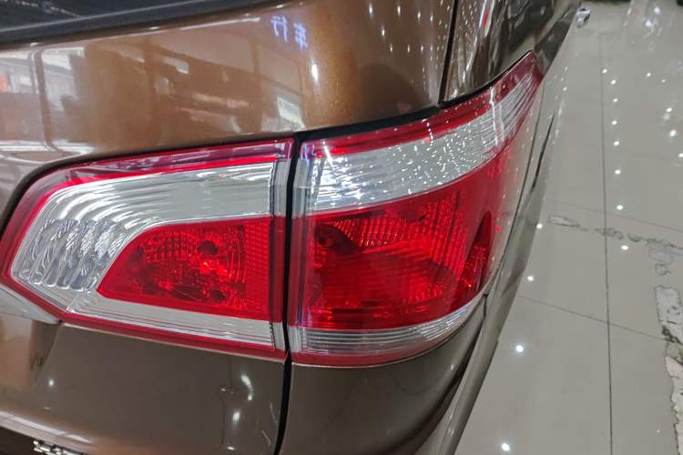 Used Baojun 730 2014 1.5L manual Comfort version 7 seats Right Rear Taillight
