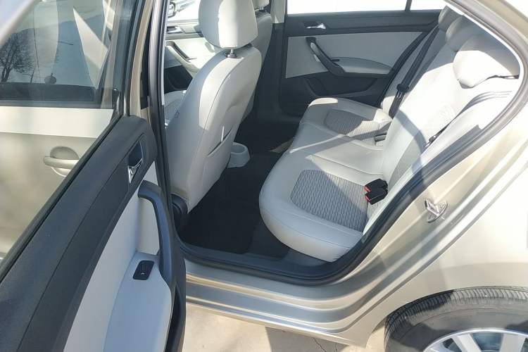 Used Skoda Rapid 2015 1.6L Automatic Smart Selection Model
