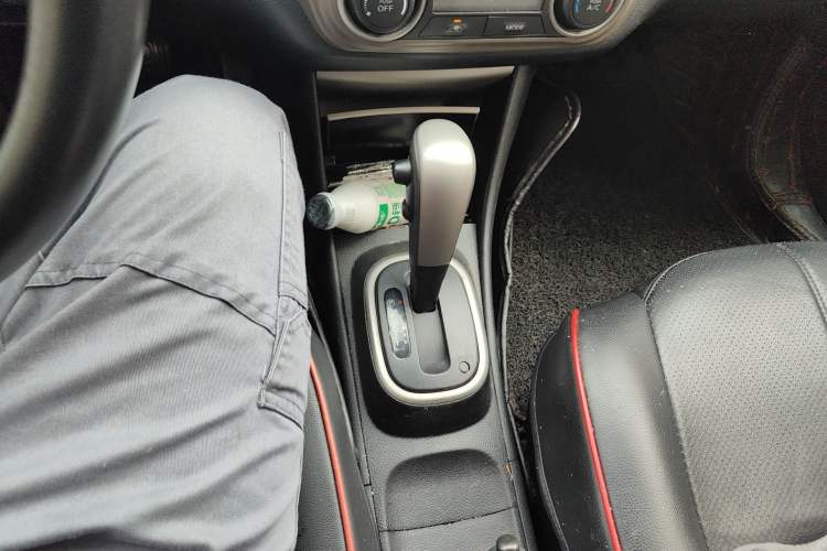 Used Nissan Sylphy 2016 Classic 1.6XE Automatic Comfort Edition Gear Lever