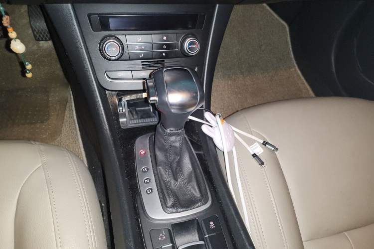 Used Roewe e550 2016 Flagship Edition Gear Lever