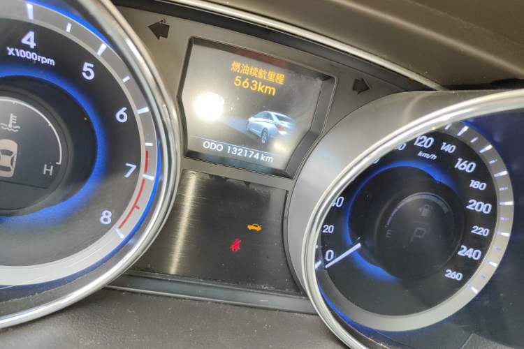 Used Hyundai Sonata 2011 2.0L Automatic Leading Edition Odometer Close Up