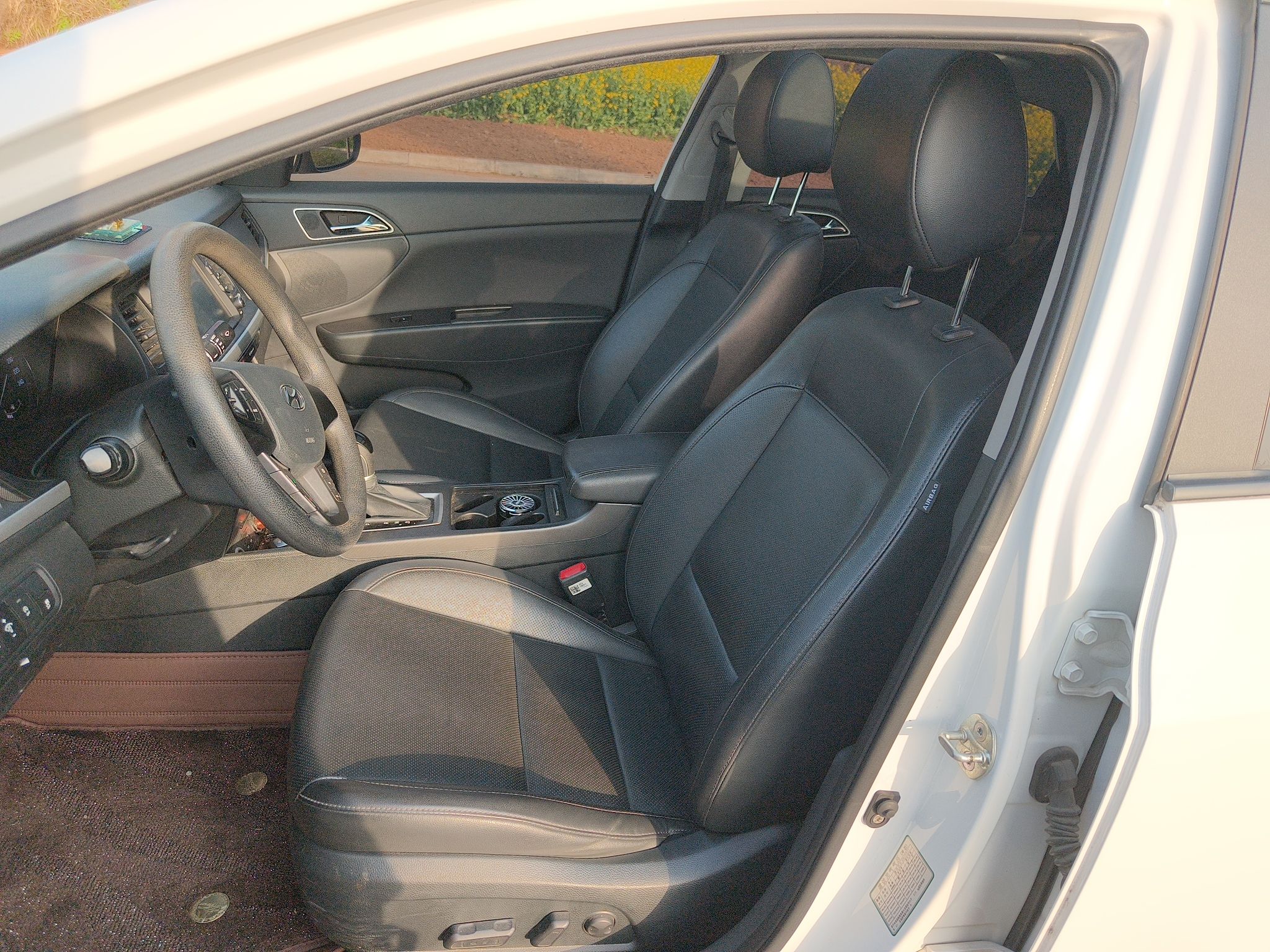 Переднее сиденье в автомобиле