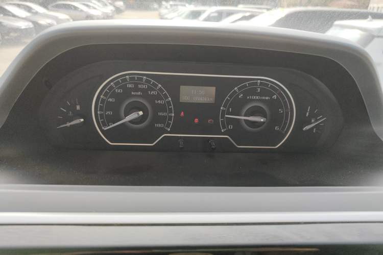 Used SAIC MAXUS Xintu V80 2023 2.0T Manual Classic City Delivery King Short Wheelbase Mid-Roof 3-Seater