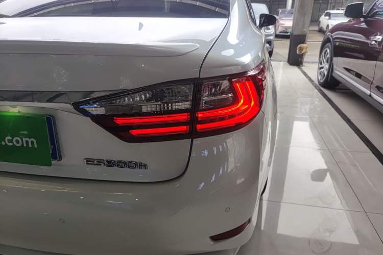 Used Lexus ES 2015 300h Comfort Edition
