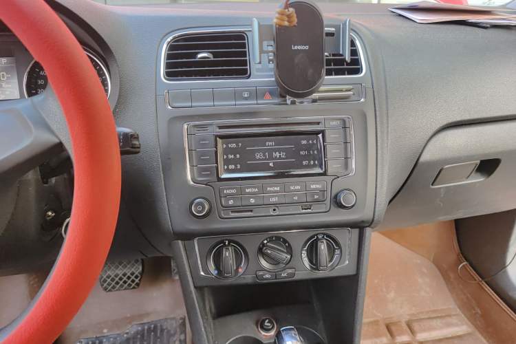 Used Volkswagen Polo 2014 1.6L Automatic Comfort Edition Audio And AC Panel