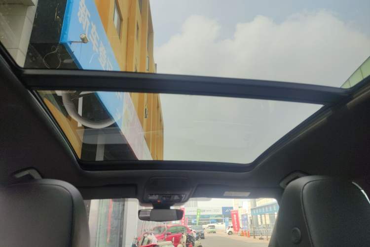 Used Volkswagen Tiguan L 2025 PRO 380TSI Two-Wheel-Drive R-Line Smart Edition
