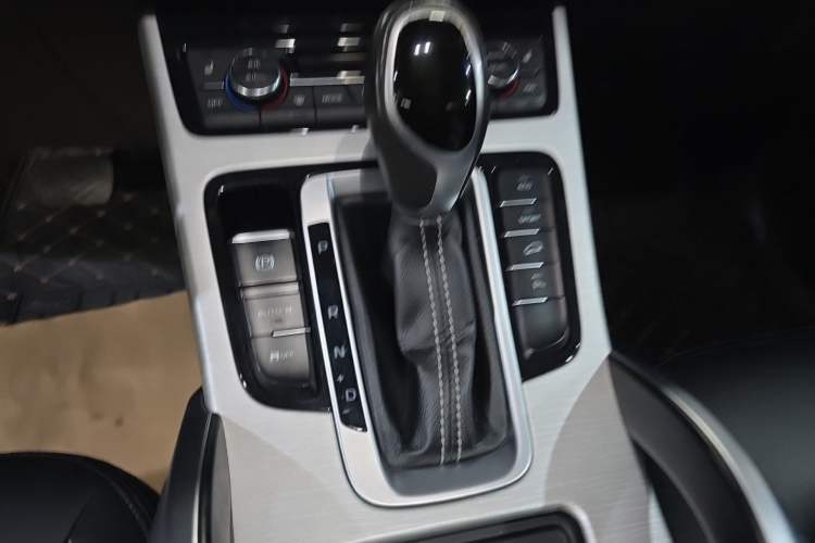 Used Geely Auto Emgrand X7 Sport 2018 1.8TD Automatic Two-Wheel Drive Smart Connect 4G Internet Edition Gear Lever