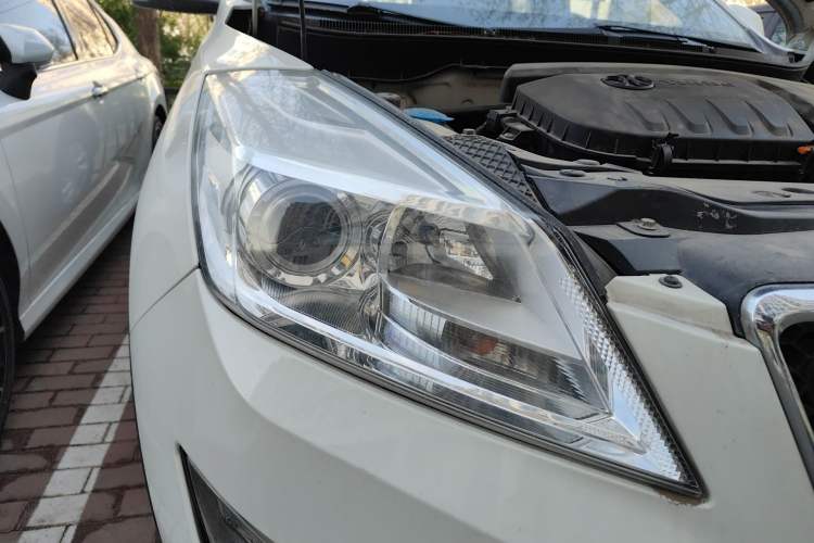 Used BAIC Senova X65 2015 2.0T automatic comfort version Right Front Headlight