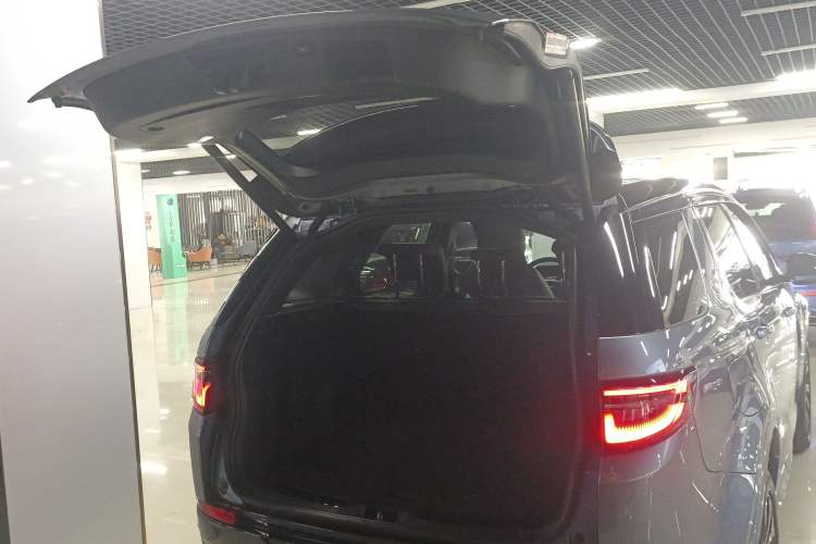 Used Land Rover Discovery Sport 2020 249 PS R-Dynamic Performance Edition Trunk