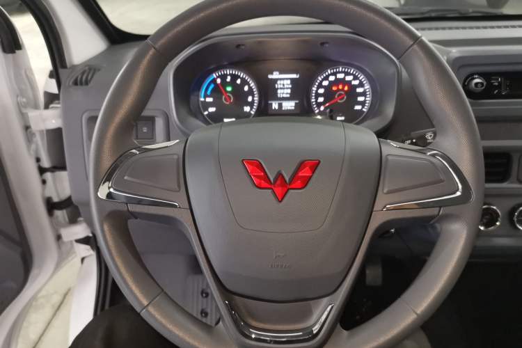 Used Wuling Yangguang 2025 Model 310KM Bus Edition—Customized by CATL