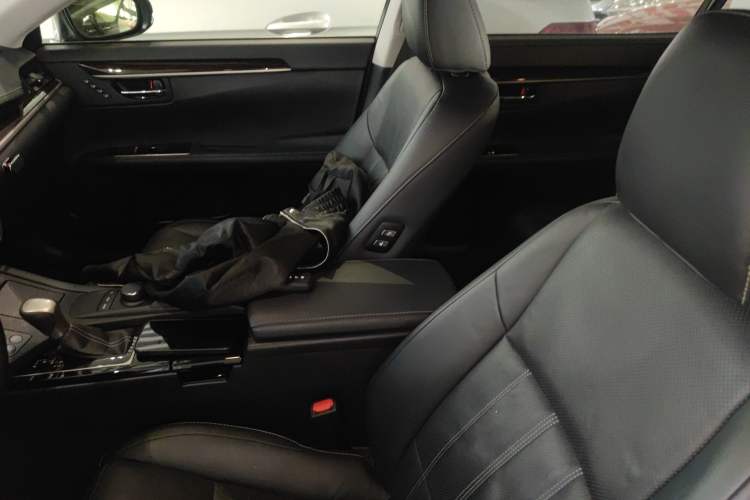 Used Lexus ES 2015 300h Luxury Edition
