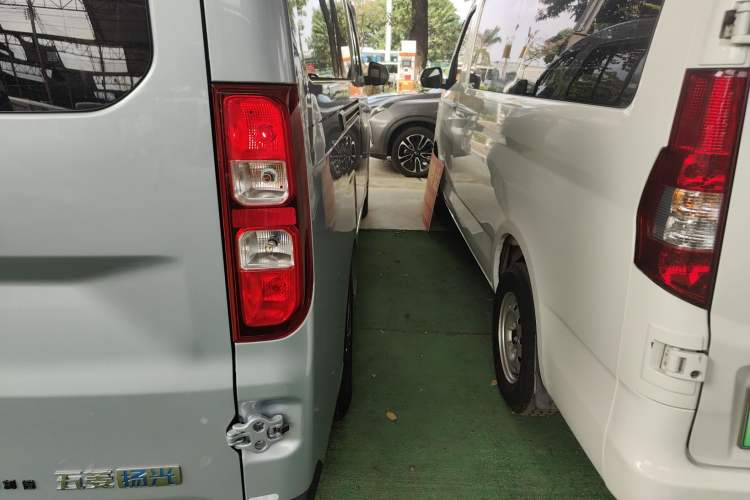 Used Wuling Yangguang 2024 300km Comfort-Grade Passenger Van 60kW
