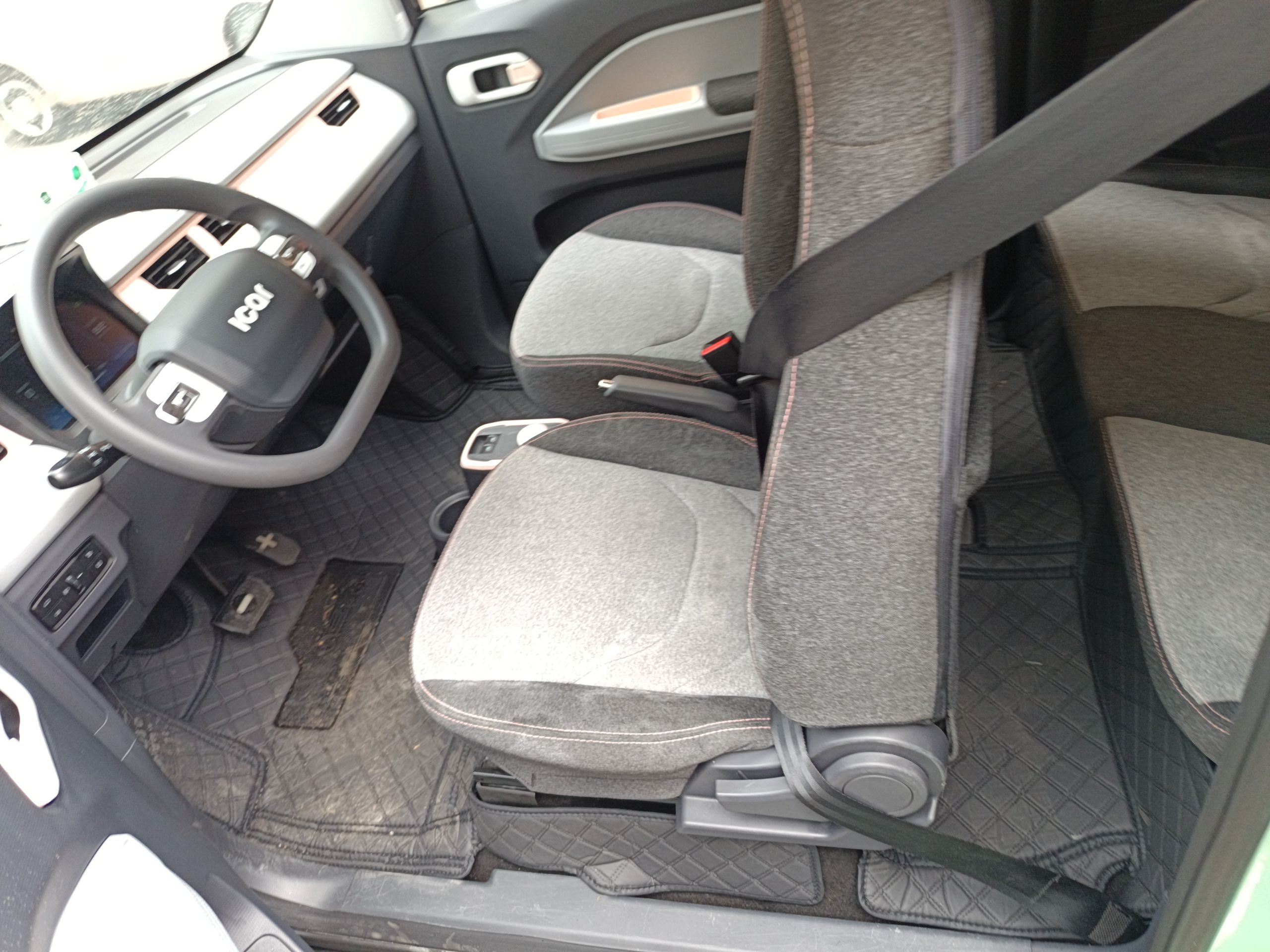 Переднее сиденье в автомобиле