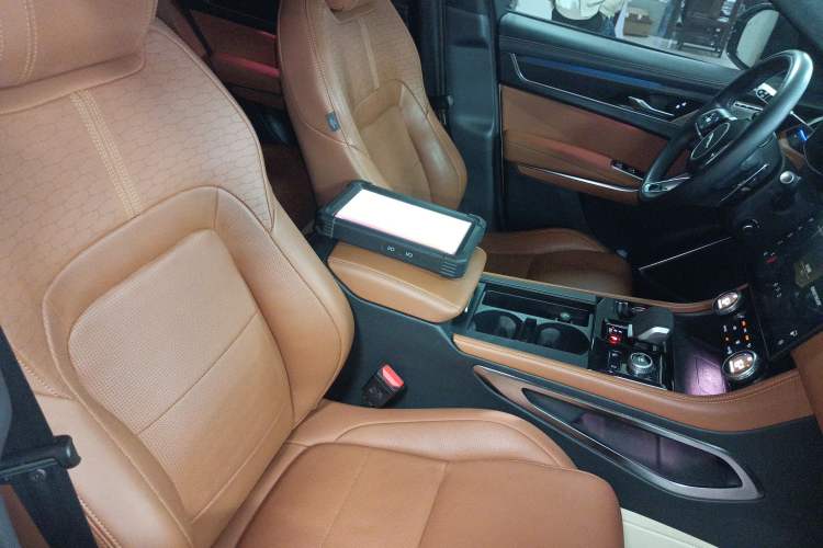 Used Jaguar F-PACE 2024 P250 R-Dynamic HSE Right Front Seat