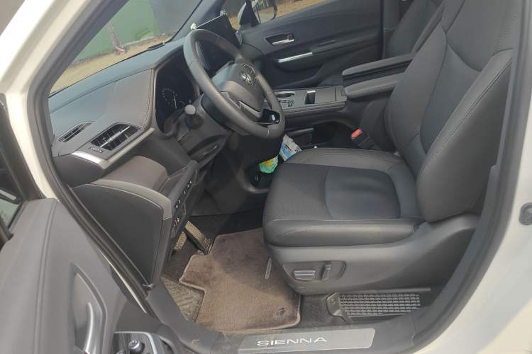 Used Toyota SIENNA 2024 2.5L Hybrid Luxury Edition