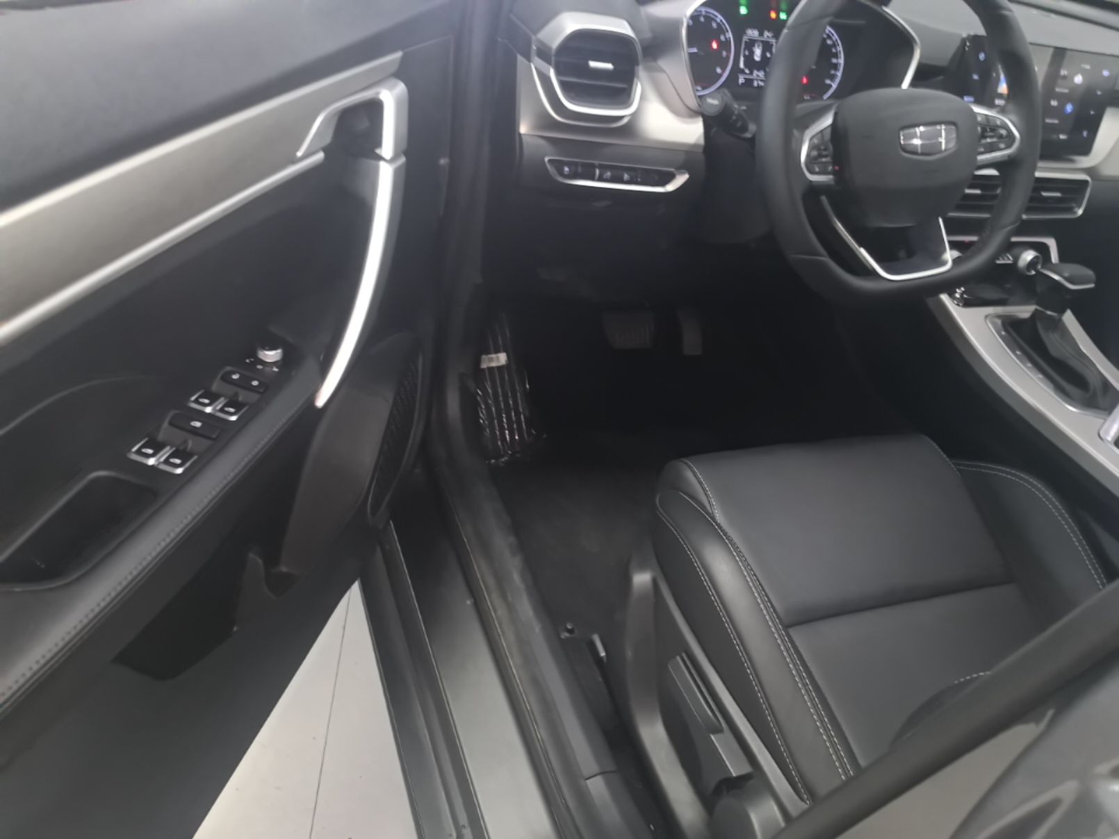 Geely Auto Coolray 2025 1.5L CVT Super Edition — снимка 18