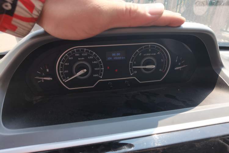 Used SAIC MAXUS Xintu V80 2021 2.0T Manual Classic Aoyuntong Short Wheelbase Ultra-Low Roof 5/6-Seater
