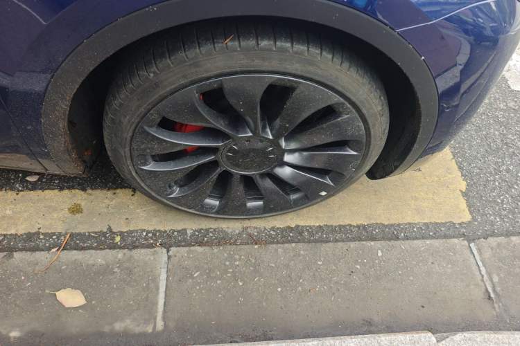 Used Tesla Model Y 2021 Performance High-Performance All-Wheel-Drive Version Right Front Wheel Hub