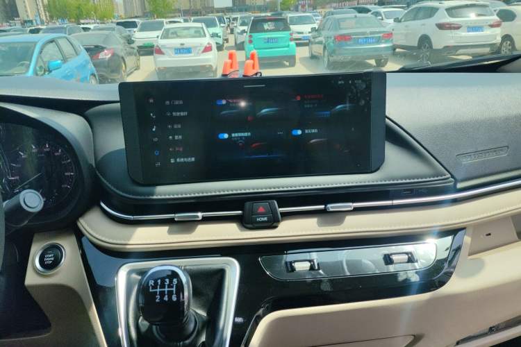 Used SAIC MAXUS Xintu V70 2025 2.0T Manual Long Wheelbase Mid-Height Luxury Version 9 Seats
