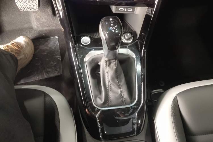 Used Volkswagen T-ROC 2025 Facelift Model 2 300TSI DSG Two-Wheel Drive Xingguang Edition