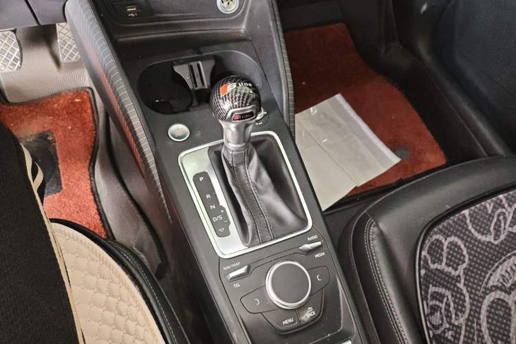 Used Audi Q2L 2021 35 TFSI Fashionable and Elegant Model Gear Lever