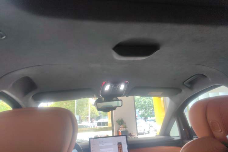 Used Geely Galaxy LEVC L380 2024 140-Degree 6-Seater All-Wheel-Drive Ultra