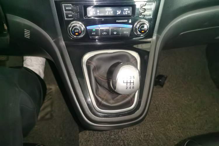 Used Haval H6 2015 Upgraded Model 1.5T Manual Two-Wheel Drive Elite Version Gear Lever