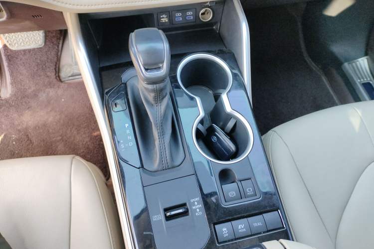 Used Toyota Highlander 2022 Dual-Engine 2.5L Four-Wheel Drive Prestige Version 7 Seats Gear Lever