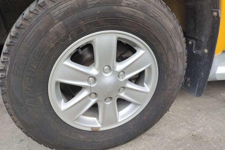 Used Isuzu D-MAX 2015 2.5T Two-Wheel Drive Automatic High-Performance Elite Version 4JK1
