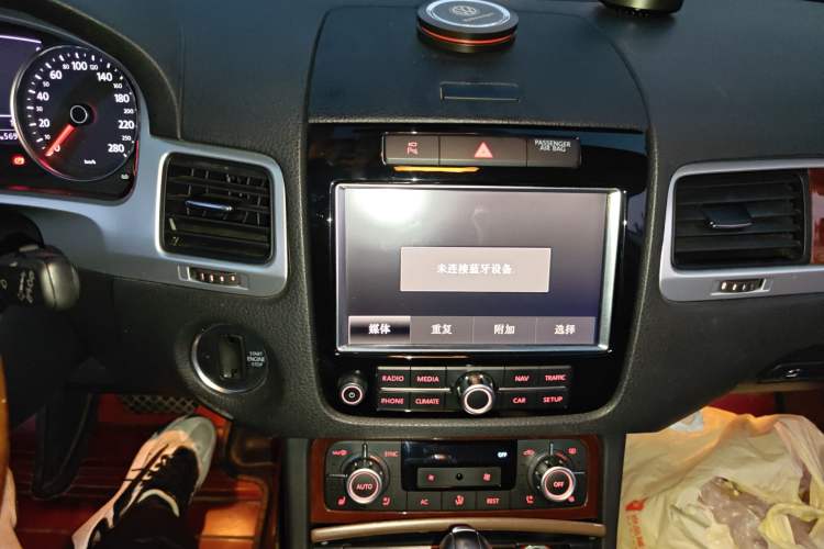 Used Volkswagen Touareg 2011 3.0 TSI High-End Version Audio And AC Panel