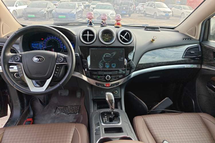 Used BYD S7 2016 2.0T Automatic Prestige Plus Center Console
